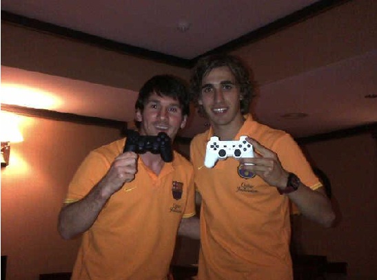 ▲ 게임 조종기를 들고 환한 미소를 짓는 메시와 무니에사 / 아이러브사커 캡처