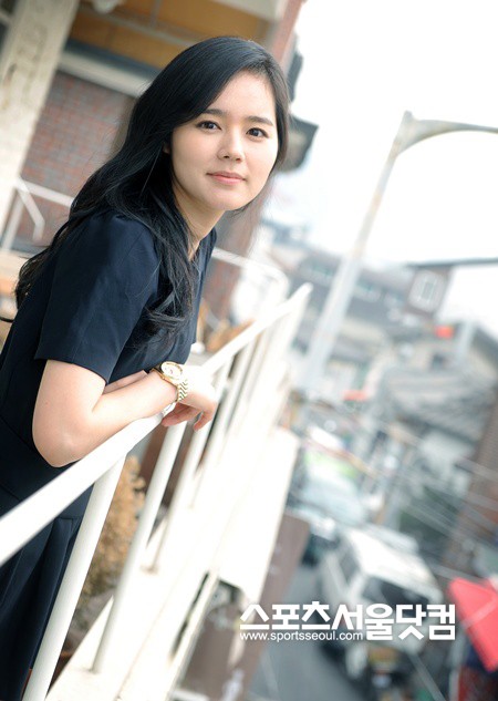 ▲ 검은색 원피스를 입고 청순한 분위기를 뽐내는 한가인.