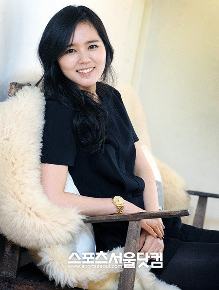 ▲ 카메라를 보고 밝은 웃음을 짓고 있는 한가인.