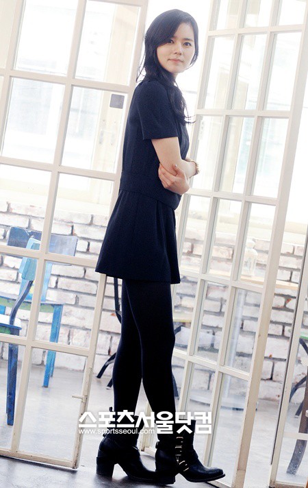 ▲ 검은색 미니 원피스를 입고 포즈를 취하고 있는 한가인.