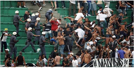 ▲ 브라질 프로축구 팔메이라스와 코린티아스 서포터즈가 충돌해 1명이 사망했다. / 미러풋볼 보도 캡처.