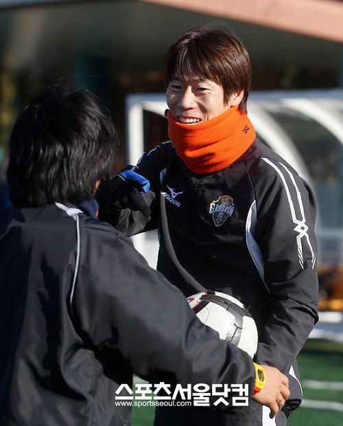 ▲ 2010년 제주 유니폼을 입고 준우승과 최우수 선수상을 동시에 거머쥔 김은중은강원에서 또 다른 희열을 기대하고 있다. / 강원FC 제공