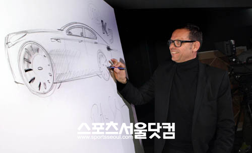 ▲  29일 CGV 청담  기아 시네마에서 피터 슈라이어 기아차 부사장이 K9의 스케치 작업을 직접 시연했다.