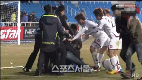▲인천과 대전의 K리그 4라운드 경기가 열린 24일 인천축구전용경기장에서 경기가 끝난 뒤 대전 팬 2명이 경기장에 난입해 인천 마스코트를 폭행하자 경호요원들과 대전 선수들이 몰려들어 말리고 있다 / MBC sports+ 중계 캡처.