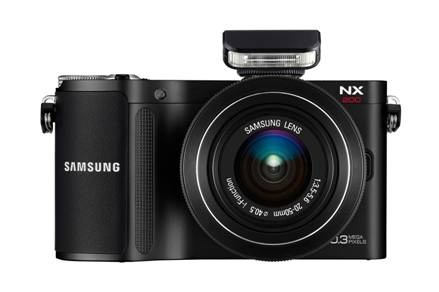 ▲ 미러리스 카메라 삼성 NX200이 최신 펌웨어 업그레이드에 나섰다.