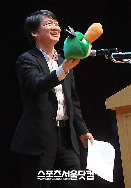 ▲3일 전남대에서 강연을 펼친 안철수 원장이 학생들을 위해 준비한 앵그리버드 인형을 공개하고 있다. /이새롬 기자