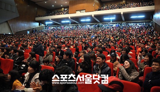 ▲대강당을 가득 메운 학생들.