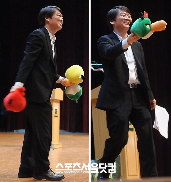 ▲3일 전남대에서 강연을 펼친 안철수 원장이 학생들에게 앵그리버드 인형을 나눠주고 있다. /이새롬 기자