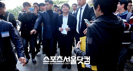 ▲강연을 마치고 이동하는 안 원장을 둘러싼 많은 학생들.