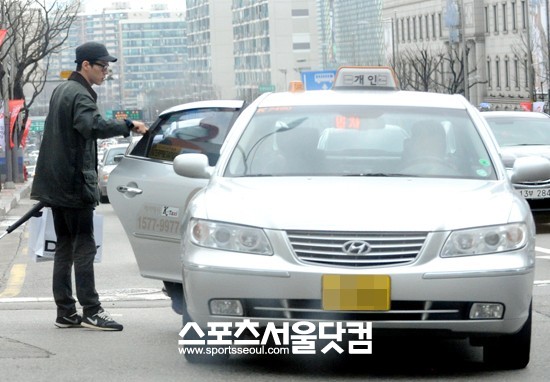 ▲ 김무열이 택시로 이동을 하며 윤승아를 위해 문을 열어주는 매너를 보였다.