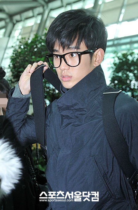 ▲출국장으로 향하는 도중 눈을 크게 뜨고 있는 김수현. /문병희 기자