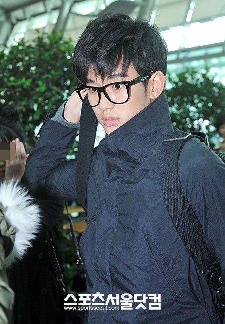 ▲뿔테안경을 쓰고 출국을 하고 있는 김수현.