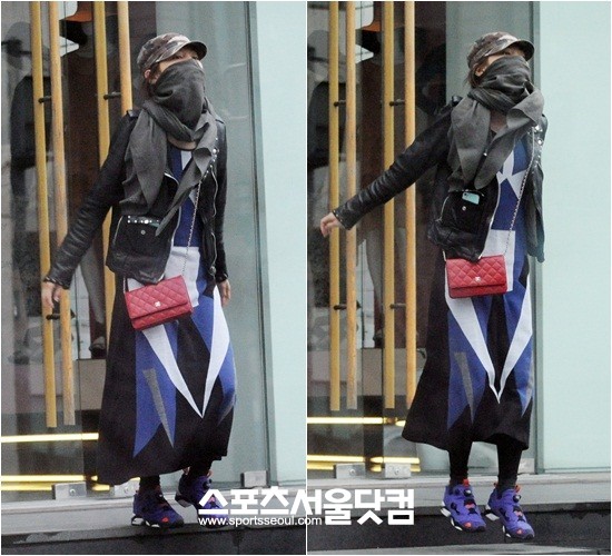 ▲ 윤승아가 쇼핑을 마치고 나오며 계단에서 폭짝폴짝 뛰어내리는 깜찍한 모습을 보였다.