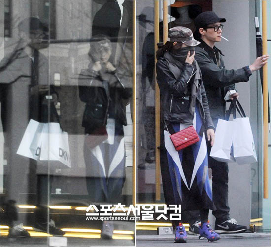 ▲ 매장에서 나오며 머플러로 얼굴을 가리는 윤승아와 뒤에서 문을 잡아주는 김무열.