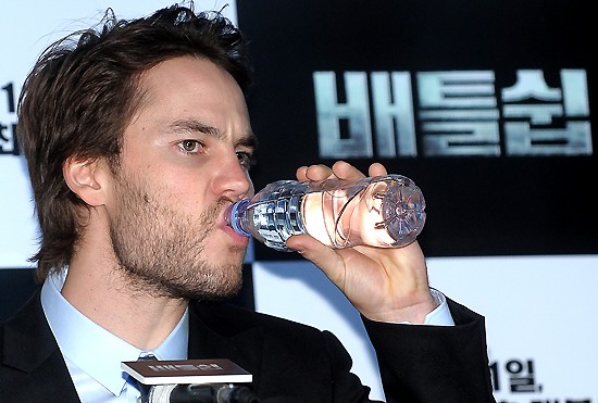 ▲5일 영화 배틀쉽 기자간담회에서 물을 마시는 테일러 키취. /이새롬 기자