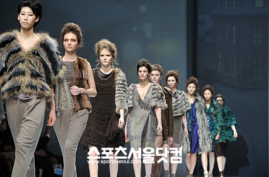 ▲손정완 패션쇼 ‘SON JUNG WAN’에서 모델들이 피날레를 장식하고 있다. /문병희 기자