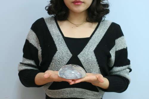 ▲유방확대에 사용되는 실리콘 겔 보형물.