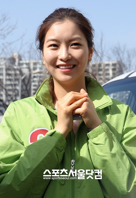 ▲ 민주통합당 김부겸 후보의 딸 윤세인이 유세차량에 올라, 눈물의 호소를 한 사실이 알려져 네티즌들에 신선한 감동을 주고 있다./대구=이새롬 기자