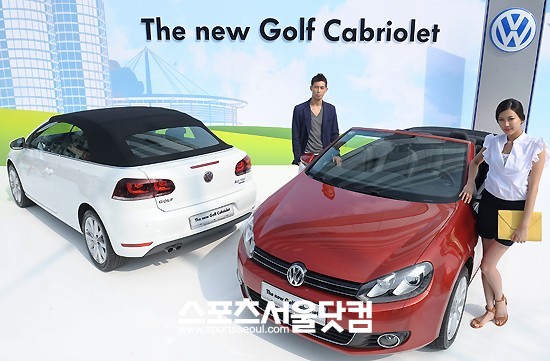 ▲ 9일 폭스바겐 코리아는 서울 강남구 신사전시장에서 컨버터블 골프 카브리올레를 공개했다. /이새롬 기자