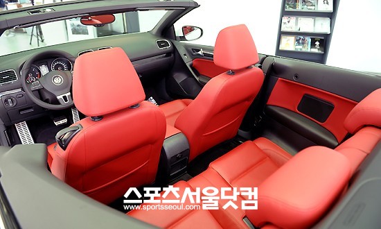 ▲ 지붕 열린 폭스바겐 골프 카브리올레. /이새롬 기자