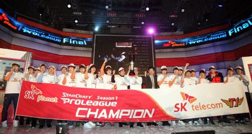 ▲SK텔레콤 T1이 8일 서울 잠실 학생체육관에서 열린 프로리그 결승에서 우승을 차지하고 난 뒤   기뻐하고 있다. 제공  | e스포츠협회