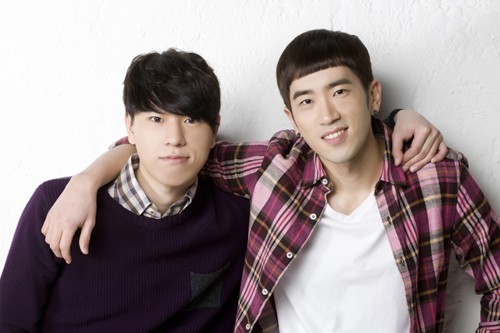 ▲배치기 멤버 탁(왼)-무웅이 자신들의 노래 반갑습니다를 응원곡을 사용 중인 LG트윈스 오지환 선수에게 감사의 뜻을 전했다. /YMC 제공