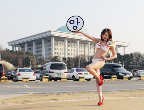 ▲팝아티스겸 방송인으로 활동 중인 낸시랭이 비키니 차림으로 투표 독려 퍼포먼스를 펼쳤다.