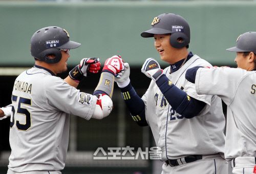 ▲ 개막 11경기 만에 팀의 첫 홈런을 쏘아올린 오릭스의 T-오카다(왼쪽). / 스포츠서울 DB