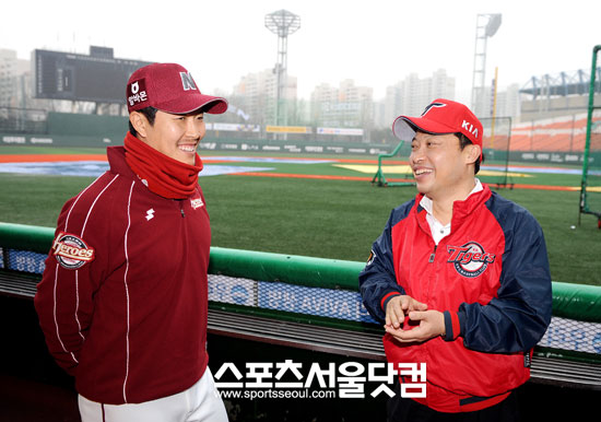 ▲ 넥센 히어로즈의 김병현(왼쪽)은 시종일관 밝은 표정으로 곽승준 위원장의 인터뷰에 응했다. / 노시훈 기자