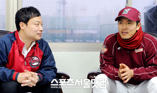 ▲ 올시즌 한국 프로야구에 첫 발을 내딛은 김병현이 넥센 동료들에 대해 이야기를 하고 있다.