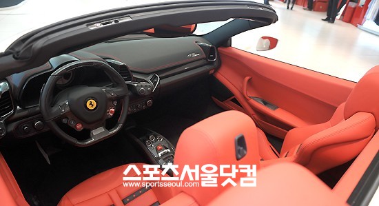 ▲ 페라리 458 스파이더 내부. / 이새롬 기자.