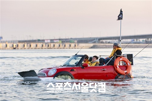 ▲ MINI가 수륙양용차로 변신해 경인아라뱃길을 건넜다.
