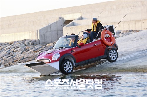 ▲ MINI가 수륙양용차로 변신해 경인아라뱃길을 건넜다.