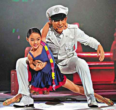 ▲류더화(오른쪽)의 콘서트 무대에서 라틴댄스를 춘 리롄제의 딸 제인./포털 바이두