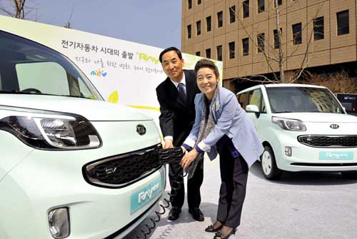 ▲ 기아자동차는 17일 경기도 과천 정부청사에서 전기차 레이EV를 환경부에 전달했다.