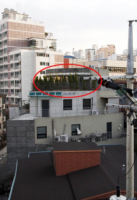 ▲오픈월드엔터테인먼트 사옥 꼭대기에 차려진 장 대표의 사무실. 이 곳은 소속사 직원이라도 극히 일부만 출입이 가능할 정도로 철통 보안을 유지해왔다고 한다./이효균 기자