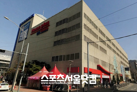 ▲ 홈플러스가 강제휴무에 맞서 개장시간을 오전 10시에서 오전 8시로 앞당긴다.