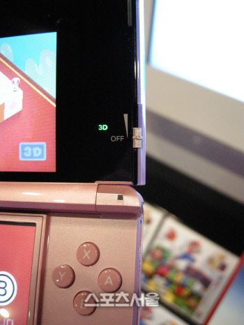 ▲입체 화면 감도를 조정할 수 있는 3D 볼륨 버튼이 기기 오른쪽에 배치돼 있다.