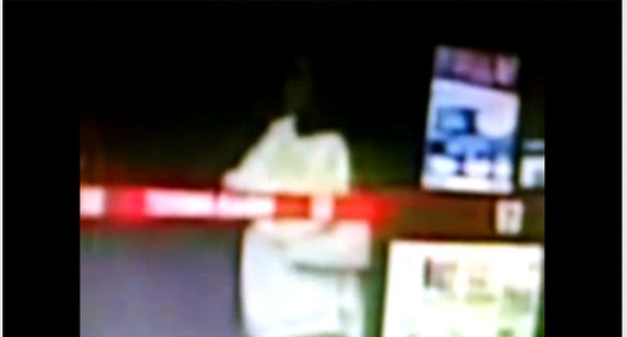 ▲말레이시아 한 편의점 앞에서 서성이다 순식간에 사라져버린 여성의 영상이 섬뜩한 공포를 주고 있다./유튜브 영상 캡처