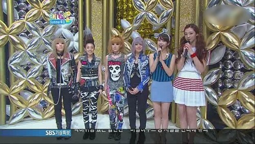 ▲큰 키의 소유자 설리(오른쪽 끝) 때문에 더욱 작아보이는 투애니원 멤버들. /SBS인기가요 방송 캡처 및 온라인 커뮤니티