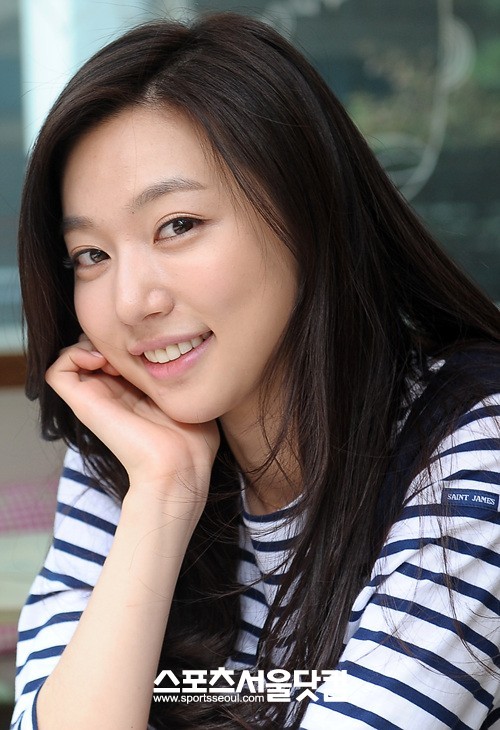 ▲ 또렷한 이목구비가 매력적인 하연주가 카메라를 향해 미소를 지었다.