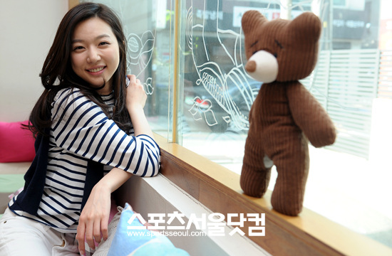 ▲ 하연주가 신사동의 카페 에이미 초코에서 봄처럼 상큼한 미소를 짓고 있다.