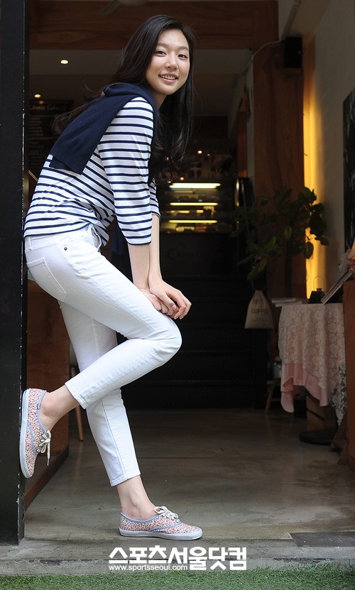 ▲ 단화에 청바지 차림만으로도 늘씬한 몸매를 자랑하는 하연주.