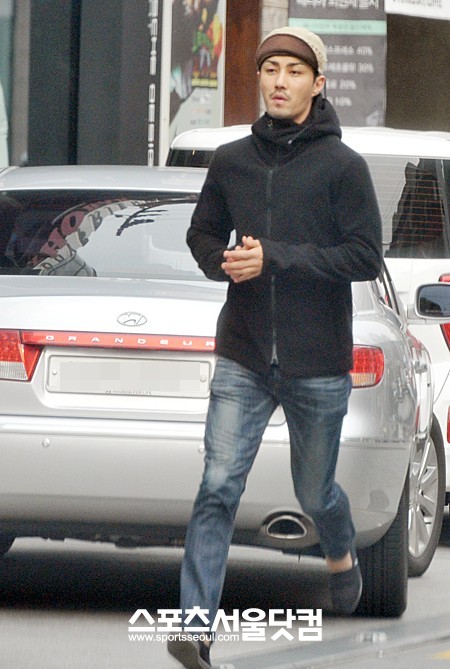 ▲압구정동 로데오거리를 달리고 있는 차승원. /문병희 기자