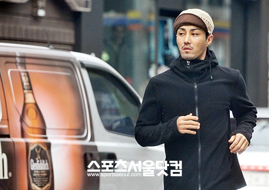 ▲차승원이 주변을 살피며 자신의 차량을 향해 달리고 있다.