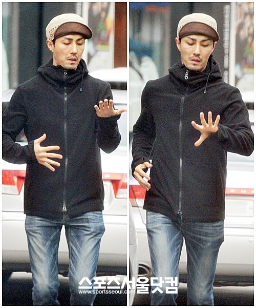 ▲차까지 뛰어 가는 도중 자신의 손을 살피는 차승원.