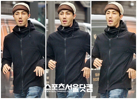 ▲차승원이 달리는 도중 무엇인가를 보고 놀란 표정을 짓고 있다.