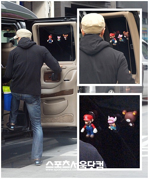 ▲차량 창문에 붙어 있는 슈퍼마리오 등 각종 인형들.