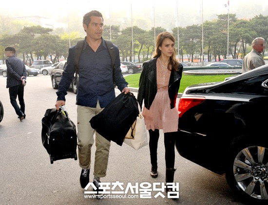 ▲21일 극비리에 가족과 함께 한국을 방문한 할리우드 스타 제시카 알바(오른쪽)와 남편 캐시 워렌이 23일 서울 강남의 한 호텔로 들어서고 있다. /노시훈 기자