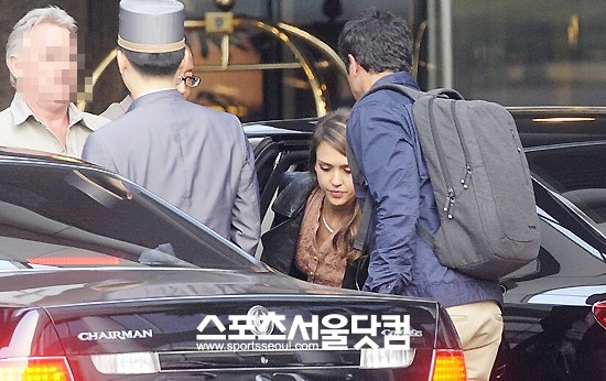 ▲23일 오후 서울 강남의 한 호텔에 들어서는 제시카 알바(왼쪽)와 캐시 워렌. /이새롬 기자